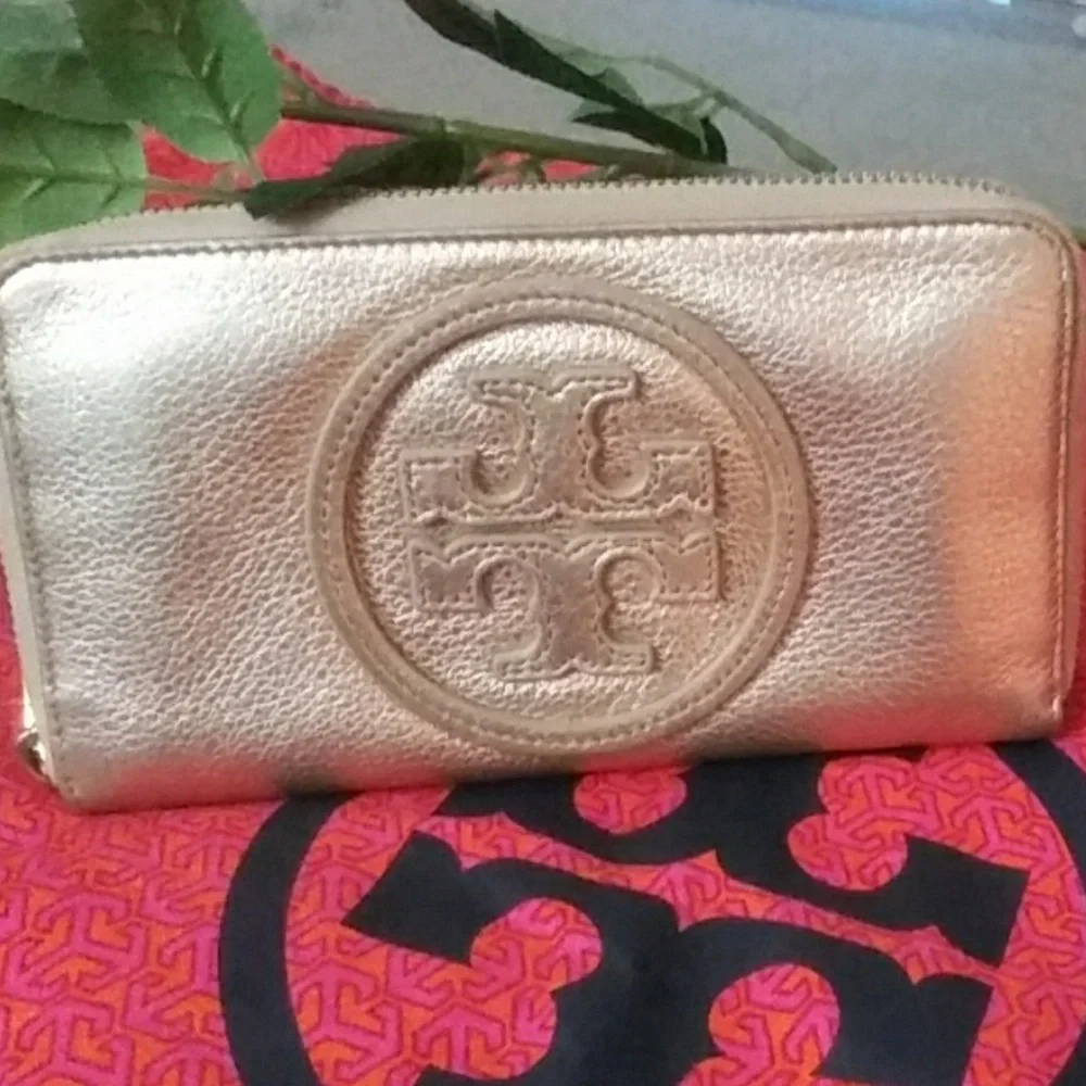 🌟Beautiful Gold Tory Burch Double Stacked Logo Zip Around Wallet🌟